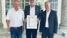 Die BVF Vorstandsmitglieder Ulrich Stahl und Michael Muerköster überreichten Heinz-Eckard Beele die Urkunde über die Ehrenmitgliedschaft.