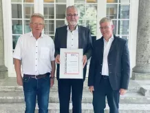 Die BVF Vorstandsmitglieder Ulrich Stahl und Michael Muerköster überreichten Heinz-Eckard Beele die Urkunde über die Ehrenmitgliedschaft.