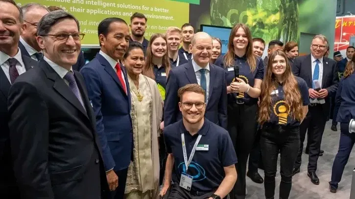 Beim Besuch des Bundeskanzlers auf dem Stand von ebm-papst auf der Hannover Messe standen die Azubis des führenden Ventilatorenherstellers im Fokus.
