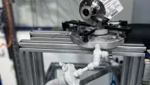 Prüfling (oder zu prüfendes Ventil) während des Tests. Zur Temperierung wird tiefkaltes Heliumgas abgelassen, bis die von der Prüfnorm geforderte Eintrittstemperatur erreicht ist.