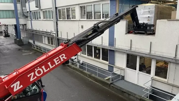 Die Maschinen und Anlagen wurden fachgerecht im JUMO-Werk 1 in der Moritz-Juchheim-Straße in Fulda abgebaut, verpackt und in das neue Sensilo-Werk transportiert.