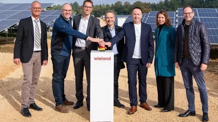 Die Inbetriebnahme des Wieland Solarparks in Erbach Mitte Oktober (v.l.): Dezernent Johannes Müller (Dezernat Personal und Finanzen des Alb-Donau-Kreises), Constantin Freiherr von Ulm-Erbach (Verpächter der Fläche), Achim Gaus (Bürgermeister Stadt Erbach), Dr. Erwin Mayr (CEO der Wieland Gruppe), Jürgen Schmidt (Project Team Global Engineering der Wieland Gruppe), Miriam Held (Head of Portfolio & Standards im Bereich Sustainability & Technology der Wieland Gruppe), Dr. Wolfgang Albeck (Director Corporate Communications der Wieland Gruppe).