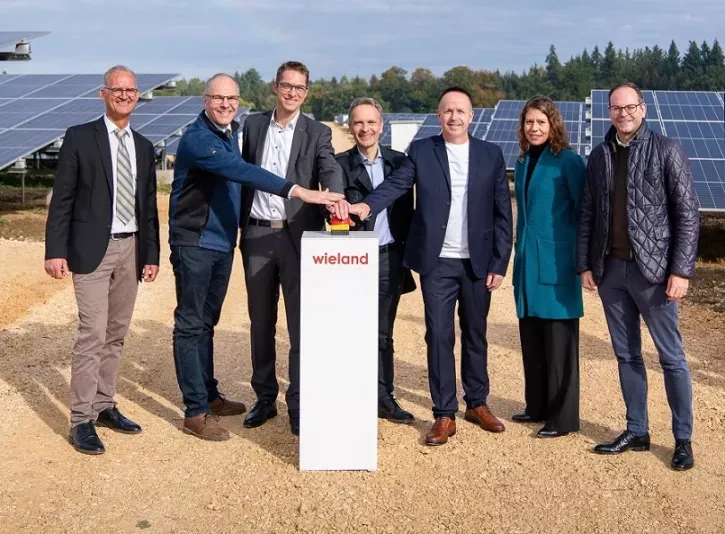Die Inbetriebnahme des Wieland Solarparks in Erbach Mitte Oktober (v.l.): Dezernent Johannes Müller (Dezernat Personal und Finanzen des Alb-Donau-Kreises), Constantin Freiherr von Ulm-Erbach (Verpächter der Fläche), Achim Gaus (Bürgermeister Stadt Erbach), Dr. Erwin Mayr (CEO der Wieland Gruppe), Jürgen Schmidt (Project Team Global Engineering der Wieland Gruppe), Miriam Held (Head of Portfolio & Standards im Bereich Sustainability & Technology der Wieland Gruppe), Dr. Wolfgang Albeck (Director Corporate Communications der Wieland Gruppe).