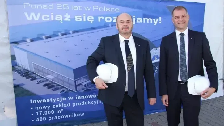 Joachim Ley (globaler Produktionsvorstand, rechts im Bild) und Adam Korzybski (Geschäftsführer Ziehl-Abegg Polen) stellen das Projekt im Südosten von Lodz vor.