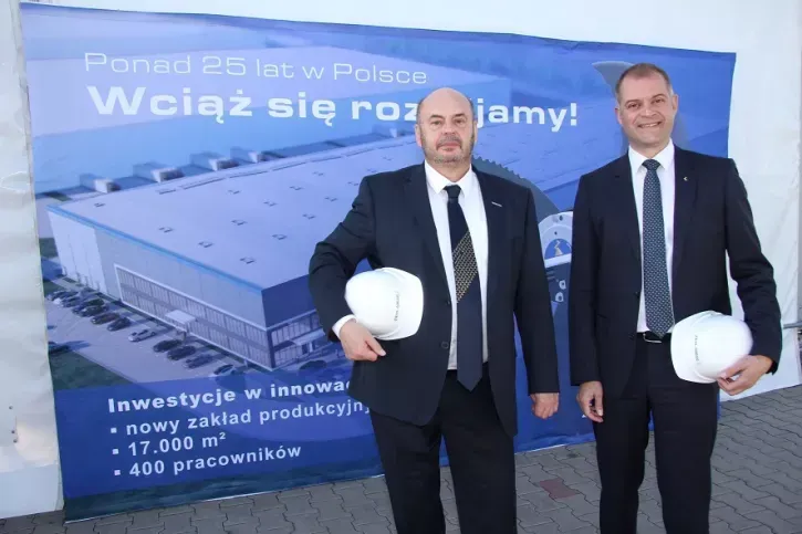 Joachim Ley (globaler Produktionsvorstand, rechts im Bild) und Adam Korzybski (Geschäftsführer Ziehl-Abegg Polen) stellen das Projekt im Südosten von Lodz vor.