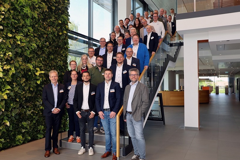 Gruppenbild auf der Treppe