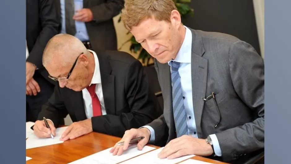 Aage Søndergaard Nielsen, Geschäftsführer von Sondex, sowie Danfoss-Präsident Niels B. Christiansen (rechts) bei der Unterzeichnung der Übernahmevereinbarung.