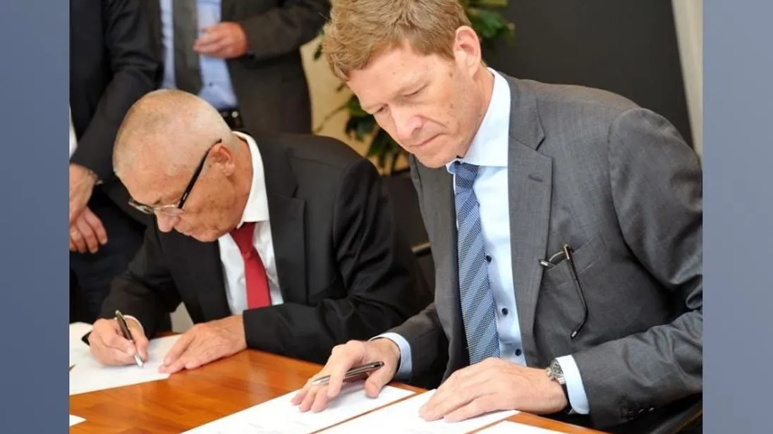 Aage Søndergaard Nielsen, Geschäftsführer von Sondex, sowie Danfoss-Präsident Niels B. Christiansen (rechts) bei der Unterzeichnung der Übernahmevereinbarung.