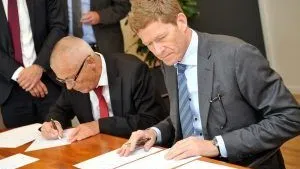 Aage Søndergaard Nielsen, Geschäftsführer von Sondex, sowie Danfoss-Präsident Niels B. Christiansen (rechts) bei der Unterzeichnung der Übernahmevereinbarung.