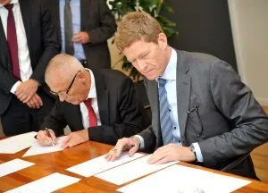 Aage Søndergaard Nielsen, Geschäftsführer von Sondex, sowie Danfoss-Präsident Niels B. Christiansen (rechts) bei der Unterzeichnung der Übernahmevereinbarung.