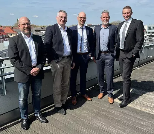 (V.l.): Anatol R. Alliger (Operations & Supply Chain Manager EMEA, Knauf), Karl Wenig (Managing Director CS/EMEA, Knauf), Daniel Hötger (General Manager Operations EMEA, Armacell), Christian Krauß (General Manager Operations EMEA, Armacell) und Stefan Garmann (General Manager Europe North, Armacell)