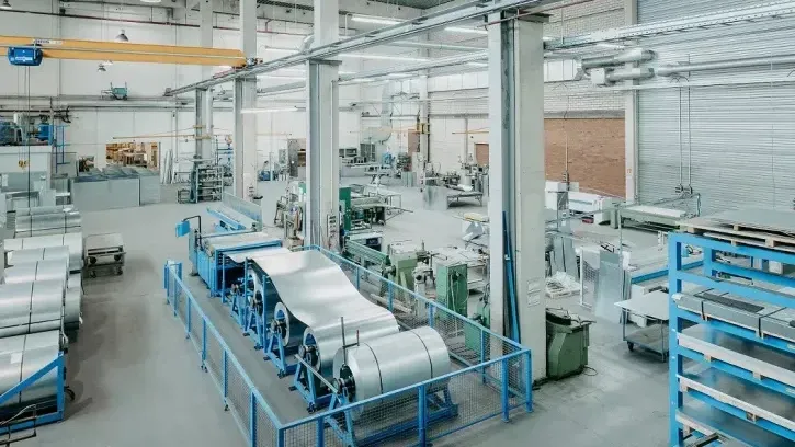 Blick in die Produktion: Im Regional Center West fertigt die BerlinerLuft. Technik Kanalbauteile und Dachlüftungskomponenten.