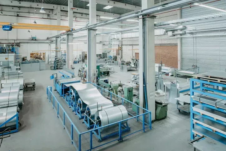 Blick in die Produktion: Im Regional Center West fertigt die BerlinerLuft. Technik Kanalbauteile und Dachlüftungskomponenten.