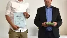 Der Prüfungsbeste Linus Schnurr und BFS-Schulleiter Thomas Emig