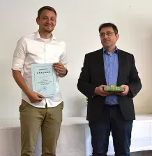 Der Prüfungsbeste Linus Schnurr und BFS-Schulleiter Thomas Emig