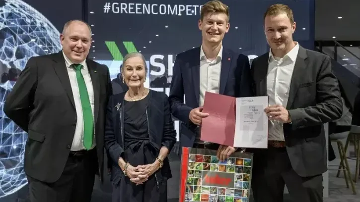 Benjamin Sowa erhält den Peter-Huber-Preis. (V.l.:) Rainer Große-Kracht, Chief Technology Officer der Bitzer SE; Christiane Schaufler-Münch, Mitglied des Aufsichtsrats der Bitzer SE und Vorsitzende des Kuratoriums von The Schaufler Foundation; Preisträger Benjamin Sowa und Dr. Jakob Schaaf, Peter Huber Kältemaschinenbau SE