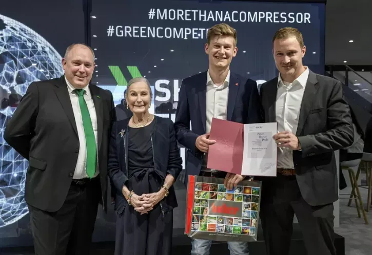 Benjamin Sowa erhält den Peter-Huber-Preis. (V.l.:) Rainer Große-Kracht, Chief Technology Officer der Bitzer SE; Christiane Schaufler-Münch, Mitglied des Aufsichtsrats der Bitzer SE und Vorsitzende des Kuratoriums von The Schaufler Foundation; Preisträger Benjamin Sowa und Dr. Jakob Schaaf, Peter Huber Kältemaschinenbau SE