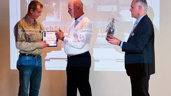 Verleihung der silbernen Ehrennadel an Marco Eckel (v.l.): Marco Eckel, Heribert Baumeister, BIV-Geschäftsführer Dietrich Asche