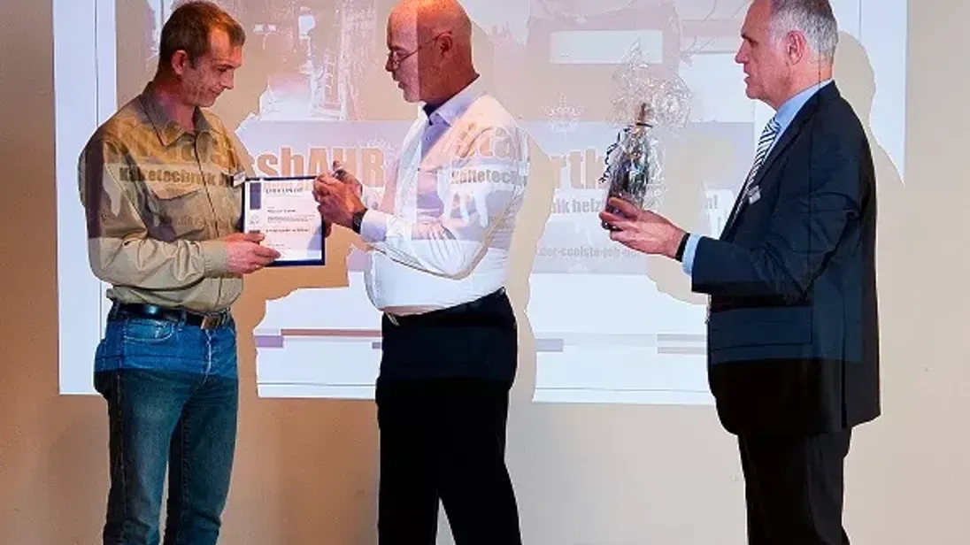 Verleihung der silbernen Ehrennadel an Marco Eckel (v.l.): Marco Eckel, Heribert Baumeister, BIV-Geschäftsführer Dietrich Asche
