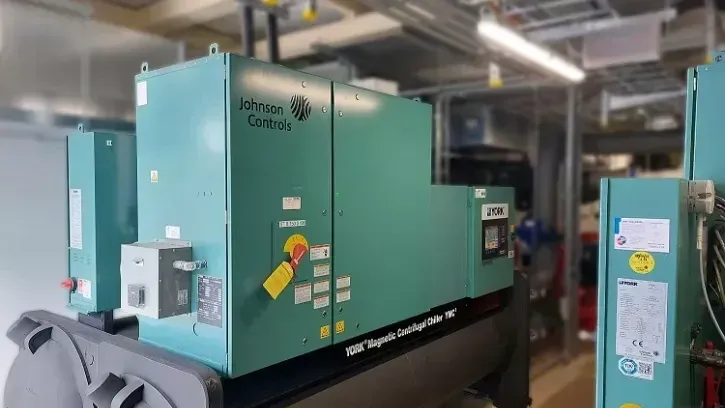Zum Portfolio von Johnson Controls gehören auch die YORK YMC² Kältemaschinen, die die Fähigkeit zur mechanischen Freikühlung haben und damit EER-Werte von 40 und mehr erzielen können.