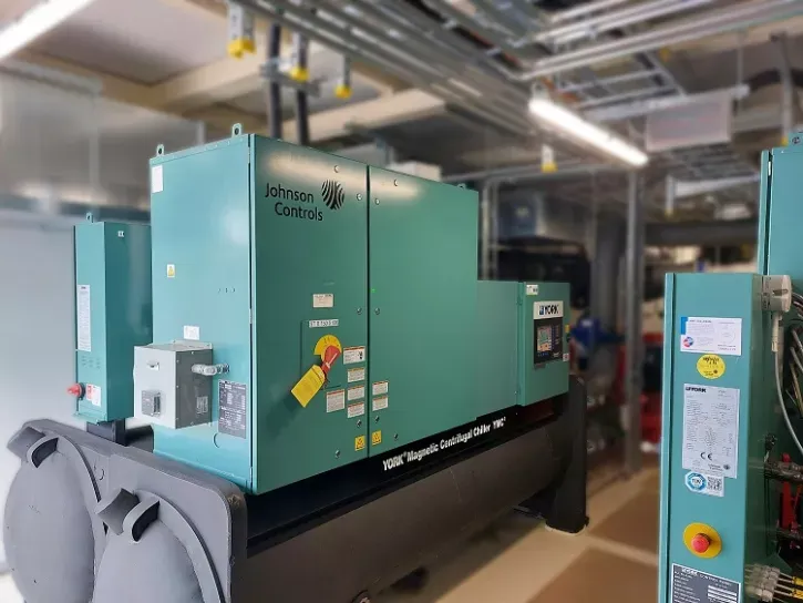 Zum Portfolio von Johnson Controls gehören auch die YORK YMC² Kältemaschinen, die die Fähigkeit zur mechanischen Freikühlung haben und damit EER-Werte von 40 und mehr erzielen können.