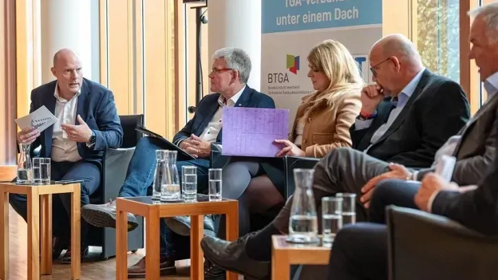 Die Bundestagsabgeordneten und die Vertreter der Wirtschaft diskutierten darüber, wie die Vorgaben der EU-Gebäuderichtlinie in nationales Recht zu überführen sind.