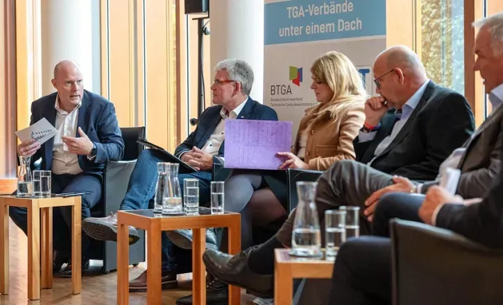 Die Bundestagsabgeordneten und die Vertreter der Wirtschaft diskutierten darüber, wie die Vorgaben der EU-Gebäuderichtlinie in nationales Recht zu überführen sind.