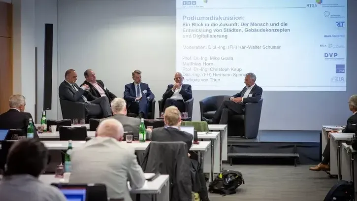 Podiumsdiskussion zum Thema „Ein Blick in die Zukunft: Der Mensch und die Entwicklung von Städten, Gebäudekonzepten und Digitalisierung“