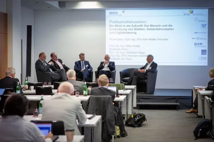 Podiumsdiskussion zum Thema „Ein Blick in die Zukunft: Der Mensch und die Entwicklung von Städten, Gebäudekonzepten und Digitalisierung“