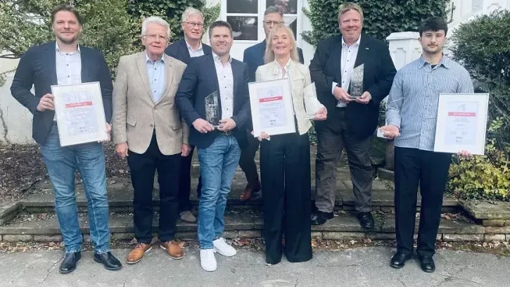 Die Preisträger des BVF Awards 2025: (v.l.) Andreas Piephans (mfh systems GmbH), Ulrich Stahl (Vorstandsvorsitzender BVF e.V./Schmöle GmbH), Michael Muerköster (Vorstand BVF e.V., Danfoss GmbH), Daniel Schuschan (mfh systems GmbH), Sven Kalbitzer (Sanha GmbH & Co. KG), Antje Vargas (Geo Clima Design AG), Markus Schuster (DEVI by Danfoss), Matthias Frank (Lindner SE)