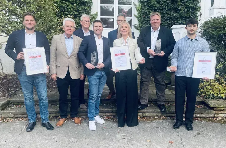 Die Preisträger des BVF Awards 2025: (v.l.) Andreas Piephans (mfh systems GmbH), Ulrich Stahl (Vorstandsvorsitzender BVF e.V./Schmöle GmbH), Michael Muerköster (Vorstand BVF e.V., Danfoss GmbH), Daniel Schuschan (mfh systems GmbH), Sven Kalbitzer (Sanha GmbH & Co. KG), Antje Vargas (Geo Clima Design AG), Markus Schuster (DEVI by Danfoss), Matthias Frank (Lindner SE)