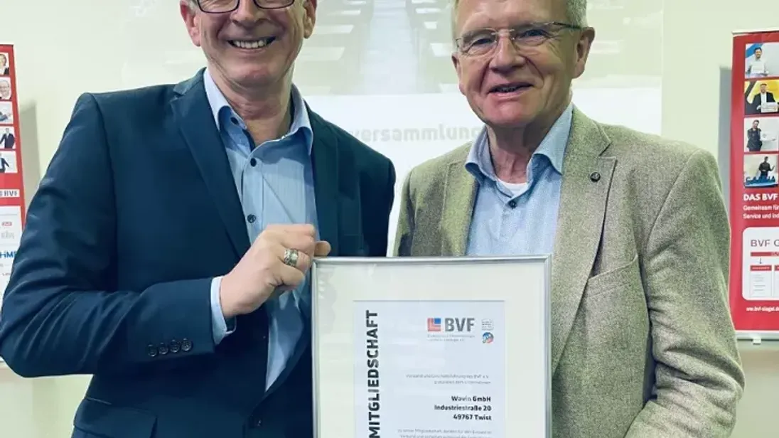 Ulrich Stahl überreicht die Urkunde für 20 Jahre Mitgliedschaft an Karl-Heinz Kramer von der Wavin GmbH.