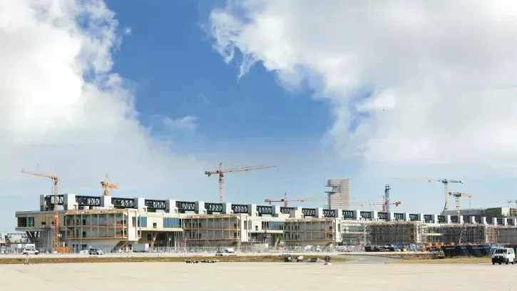 Die verwendete Technik zielt zusätzlich zu weiteren Maßnahmen an den Gebäuden auf einen klimaschonenden Betrieb des Terminals 3 ab.