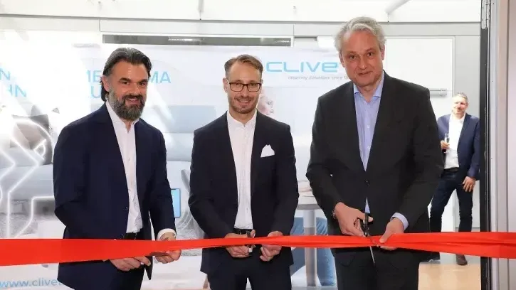 Der offizielle Akt der Eröffnung des Schulungszentrums: Claudio Carano, Director Product Management & Marketing Clivet Italy, Christian Junk, Leiter des Schulungszentrums Heusenstamm, und Georg J. Oborny, Geschäftsführer Clivet GmbH, beim obligatorischen Durchschneiden des Bandes.
