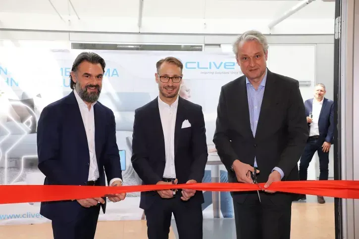 Der offizielle Akt der Eröffnung des Schulungszentrums: Claudio Carano, Director Product Management & Marketing Clivet Italy, Christian Junk, Leiter des Schulungszentrums Heusenstamm, und Georg J. Oborny, Geschäftsführer Clivet GmbH, beim obligatorischen Durchschneiden des Bandes.