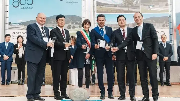 Von links nach rechts: Luca Martini, Direktor für Betrieb, Qualität, Forschung und Entwicklung, Clivet S.p.A.; Paul Fang, Präsident der Midea Group Co Ltd; Viviana Fusaro, Bürgermeisterin von Feltre; Roberto Padrin, Präsident der Provinz Belluno; Herny Cheng, Midea Building Technology Oversea Sales Company, General Manager von Midea; Stefano Bellò, General Manager von Clivet S.p.A.