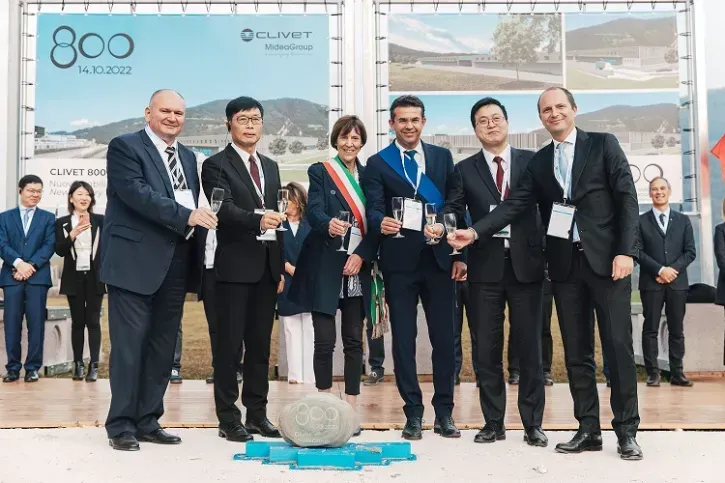 Von links nach rechts: Luca Martini, Direktor für Betrieb, Qualität, Forschung und Entwicklung, Clivet S.p.A.; Paul Fang, Präsident der Midea Group Co Ltd; Viviana Fusaro, Bürgermeisterin von Feltre; Roberto Padrin, Präsident der Provinz Belluno; Herny Cheng, Midea Building Technology Oversea Sales Company, General Manager von Midea; Stefano Bellò, General Manager von Clivet S.p.A.