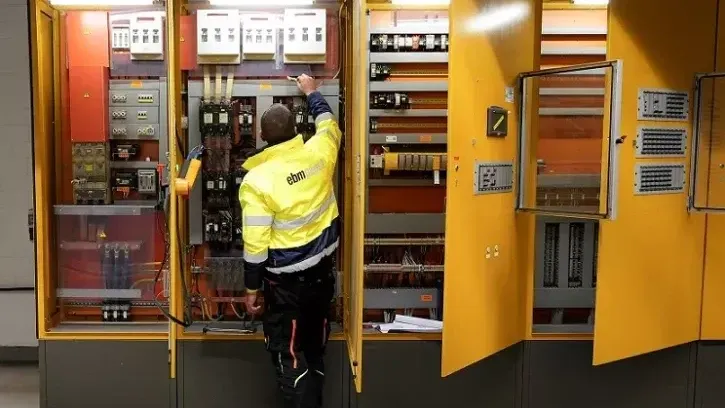 In einer Bestandaufnahme wird das Energieeinsparungspotenzial ermittelt. Anhand eines digitalen Zwillings lässt sich später mit NEXAIRA der Anlagenzustand erfassen, überwachen und weiter optimieren. Das erhöht die Betriebssicherheit und die Energieeffizienz.