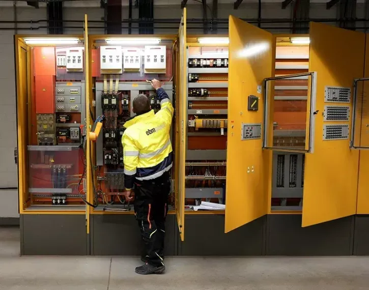 In einer Bestandaufnahme wird das Energieeinsparungspotenzial ermittelt. Anhand eines digitalen Zwillings lässt sich später mit NEXAIRA der Anlagenzustand erfassen, überwachen und weiter optimieren. Das erhöht die Betriebssicherheit und die Energieeffizienz.