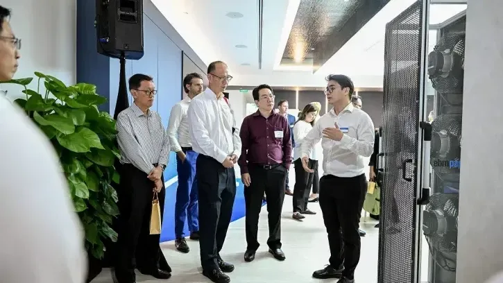 Zahlreiche Kunden und Besucher nahmen an der feierlichen Eröffnung Ende November in Singapur teil.