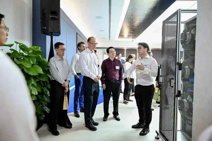 Zahlreiche Kunden und Besucher nahmen an der feierlichen Eröffnung Ende November in Singapur teil.