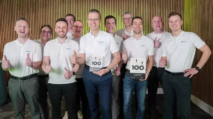 Die Innovationscluster-Manager freuen sich sichtlich über die Auszeichnung mit dem Top 100-Award.