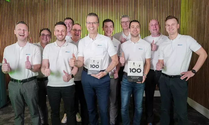 Die Innovationscluster-Manager freuen sich sichtlich über die Auszeichnung mit dem Top 100-Award.