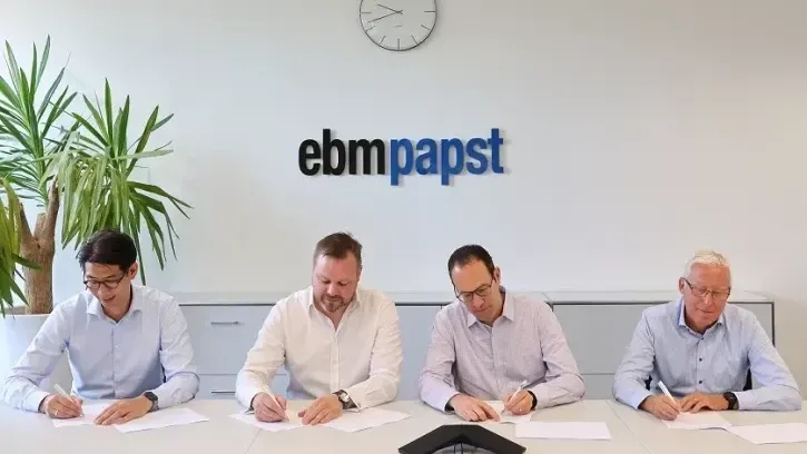 Son Nguyen (Co-Founder Hyting), Tim Hannig, Dr. Hannes Säubert und Hans-Joachim Klink (Vice President R&D Heating Technology bei ebm-papst) unterschreiben den gemeinsamen Vertrag zur Partnerschaft.