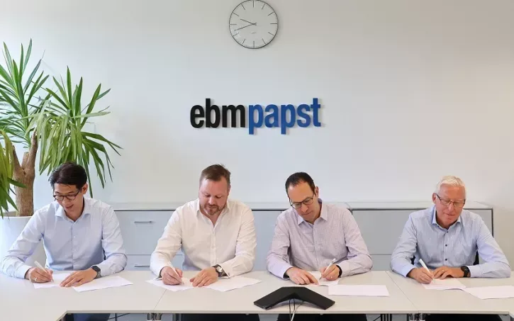 Son Nguyen (Co-Founder Hyting), Tim Hannig, Dr. Hannes Säubert und Hans-Joachim Klink (Vice President R&D Heating Technology bei ebm-papst) unterschreiben den gemeinsamen Vertrag zur Partnerschaft.