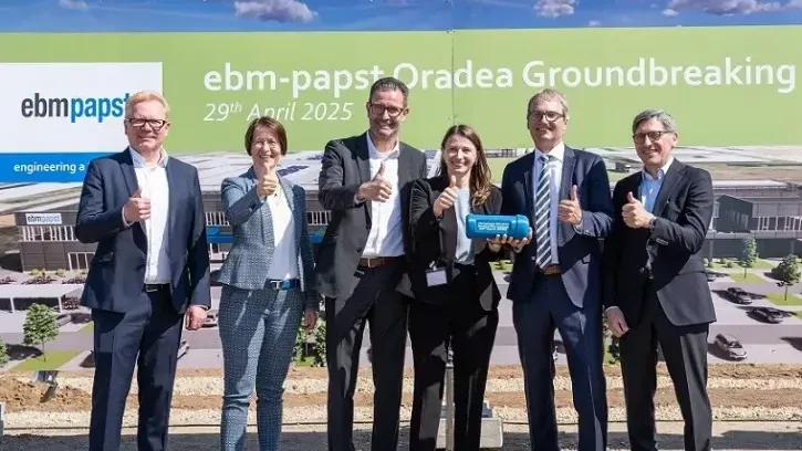 Der offizielle Spatenstich für den neuen Standort fand am 29. April mit unternehmensinternen Vertretern, lokalen Politikern und Medien statt (v.l.): Raymond Engelbrecht (CTrO ebm-papst Gruppe), Dr. Sonja Fleischer (CHRO ebm-papst Gruppe), Frank Mayer (COO ebm-papst Gruppe & CEO Air Technology Europe), Delia Ungur (Geschäftsführerin ebm-papst Rumänien), Ralf Sturm (Gesellschafter ebm-papst Gruppe), Dr. Klaus Geißdörfer (CEO ebm-papst Gruppe).