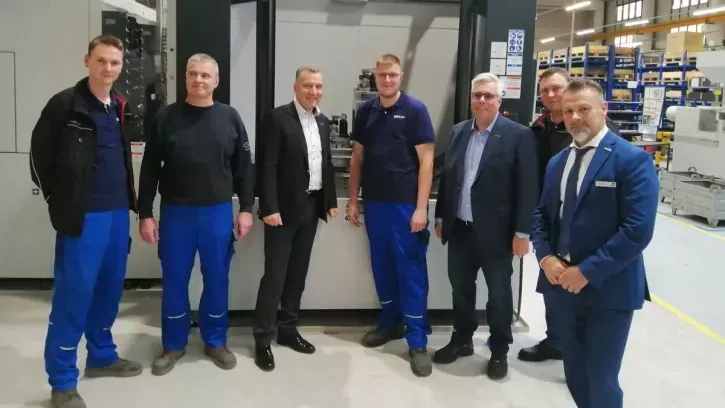 Anlässlich der offiziellen Übergabe der neuen Maschine freuten sich über die Investition (v.l.): Lucas Lehmann (Supervisor Machine Operator), Toralf Richter (Machine Operator), Thomas Strotkötter (Heating & Refrigeration Technologies, GEA), Stefan Kittendorf (Machine Operator), Tobias Länge (Geschäftsführer GEA AWP), Torsten Heinrichs (Manager Production) sowie Hendrik Sommer (Bürgermeister der Stadt Prenzlau).