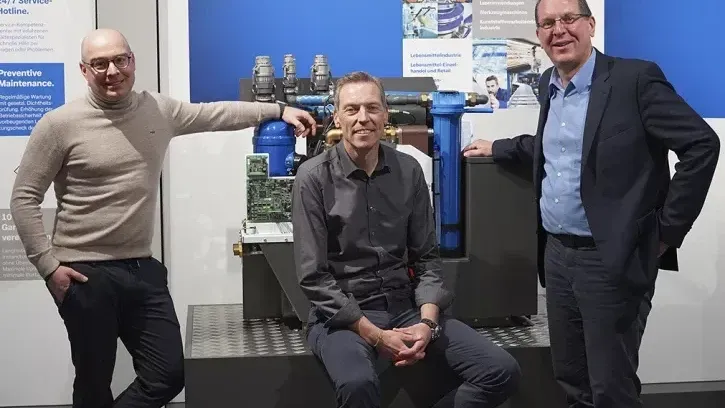 Im engen Austausch (v.l.): Geschäftsführer Glen Dimplex Precision Cooling David Riemenschneider; Torben Benter, Managing Director Hyfra Industriekühlanlagen GmbH und Business Unit Director Oliver Blume, Riedel Kooling