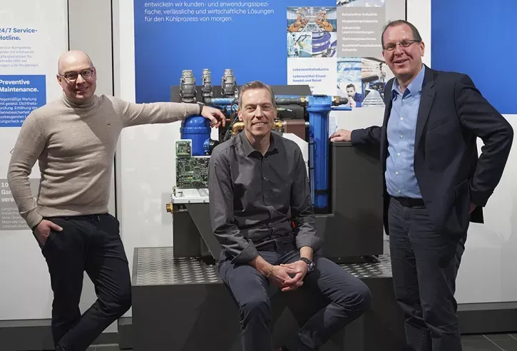 Im engen Austausch (v.l.): Geschäftsführer Glen Dimplex Precision Cooling David Riemenschneider; Torben Benter, Managing Director Hyfra Industriekühlanlagen GmbH und Business Unit Director Oliver Blume, Riedel Kooling