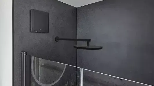Die Designlinie +black präsentiert ELS in einem neuen, eleganten Look – ideal für dunkel gestaltete Bäder oder zum Setzen schwarzer Akzente.